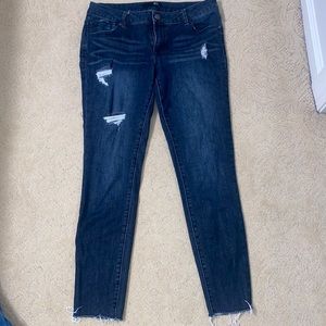 Dark washed mid rise skinny jeans!